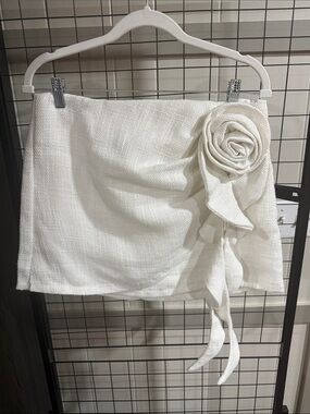 Elegant White Floral Appliqué Mini Skirt